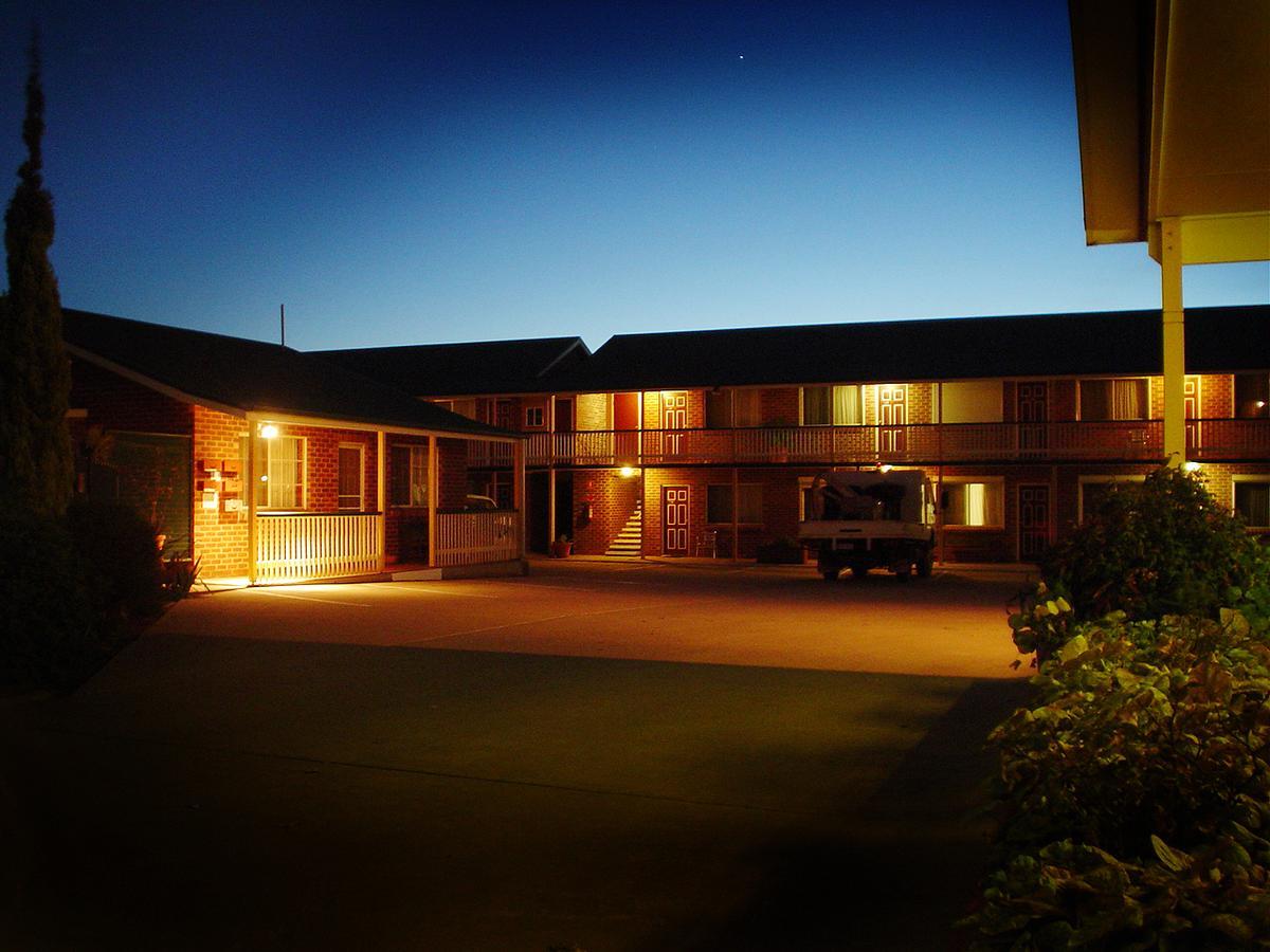 The Crossing Motel Junee Exterior photo